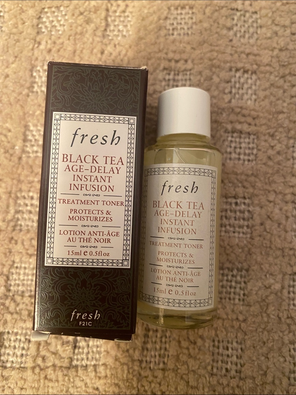 fresh Black Tea Age-Delay Instant Infusion Treatment Toner — Yellow & White